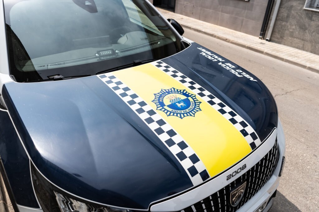rotulación de coches de policía en Aielo de Malferit”