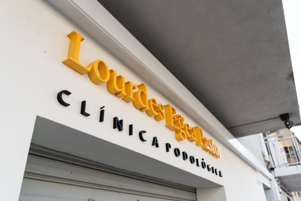 letrero rotulo tienda clinica logo a medida